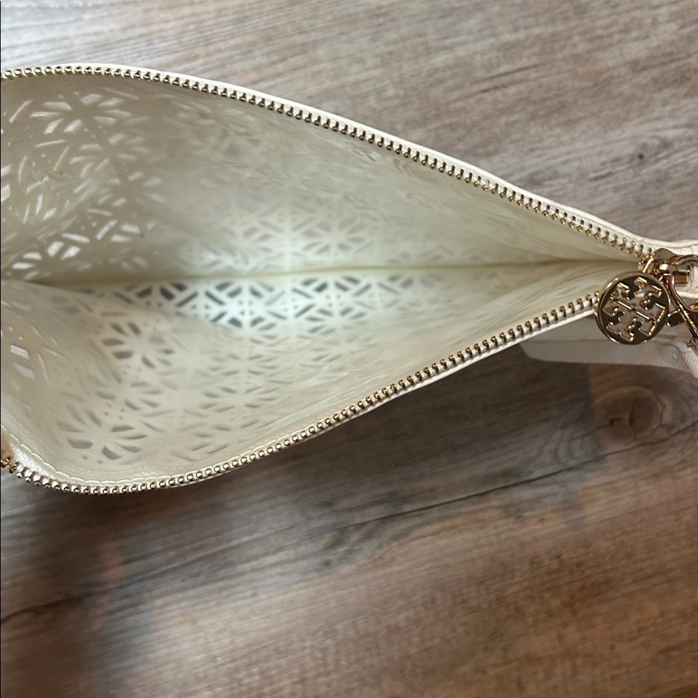 Tory Burch white laser cut CLUTCH POUCH wristlet - Picture 4 of 7